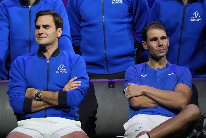 Un Roger Federer ému est assis aux côtés de son partenaire de jeu Rafael Nadal après leur match de double de la Laver Cup.