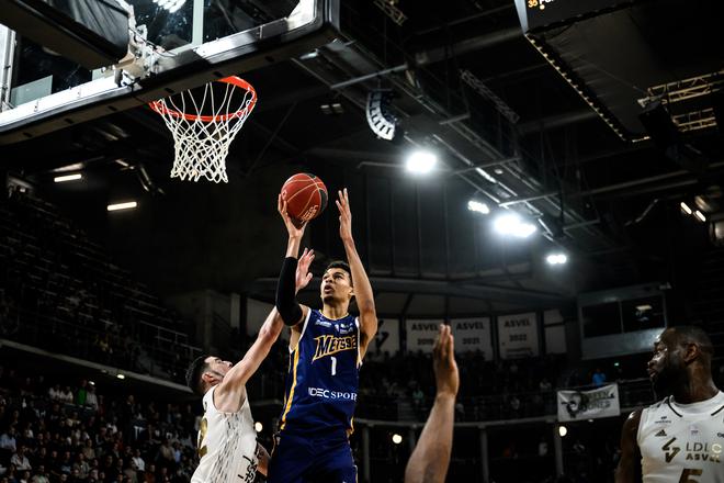 Metropolitans 92’s French power forward Victor Wembanyama shoots the ball during the French Elite basketball match between ASVEL Lyon-Villeurbanne and Boulogne-Levallois Metropolitans 92 at the Astroballe stadium in Villeurbanne on March 14, 2023.