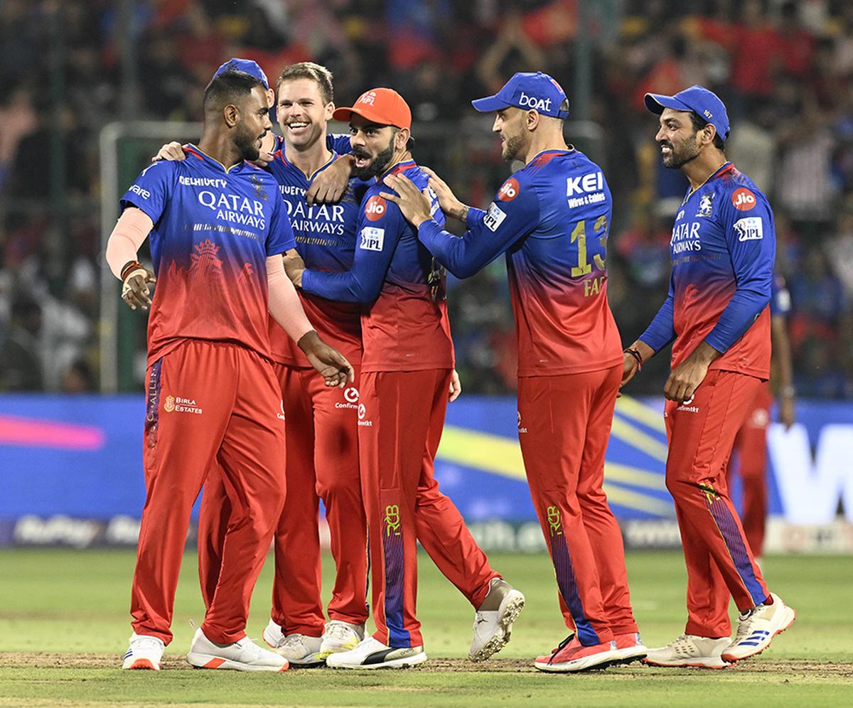 Yash dayal being greeted by team members of RCB  after taking the wicket of Abhishek Porel of DC. 