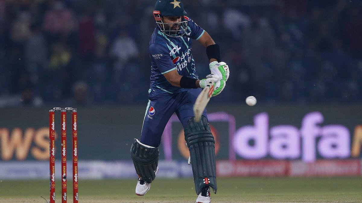 Pakistan hold nerve to edge out England in fifth T20; takes series lead