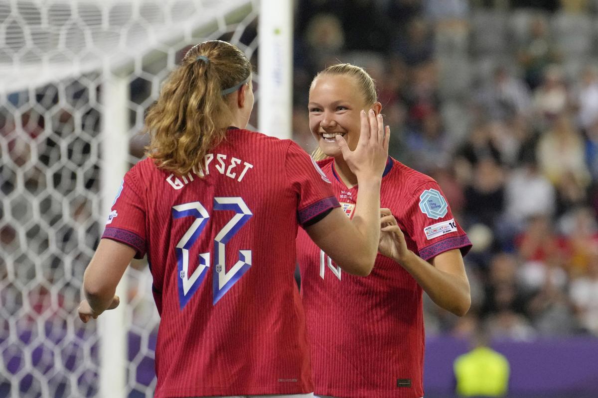 Frida Maanum z Nórska, vpravo, skóroval dvakrát, zatiaľ čo Signe Gaupses pomohol a strelil dva góly, každý vo víťazstve nad Islandom.