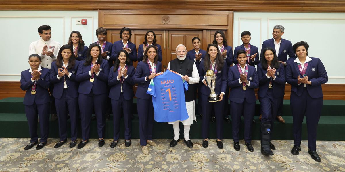 A Equipe Índia presenteia o primeiro-ministro Narendra Modi com uma camisa especial.