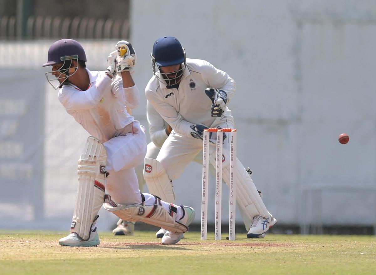 मोखाडे कबूल करतात की त्याच्याकडे कच्ची शक्ती नाही, याचा अर्थ कोणत्या गोलंदाजांना लक्ष्य करायचे हे ठरवताना नियोजन अधिक महत्त्वाचे ठरते.