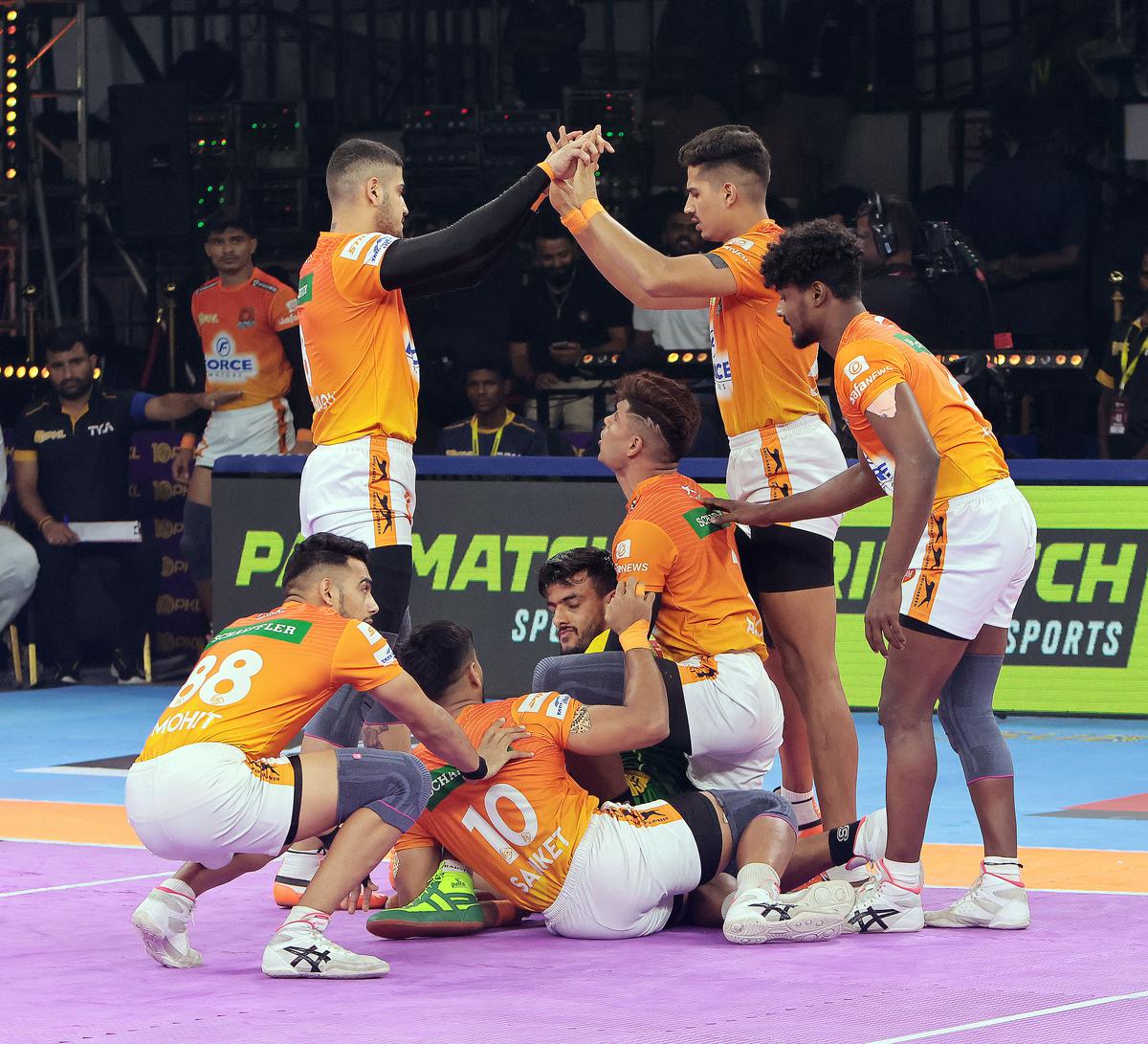 Puneri Paltans celebrate winning the match against Patna Pirates in the Pro Kabaddi League.