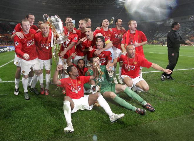 Manchester United players celebrate with the trophy after winning the 2008 Champions League. 