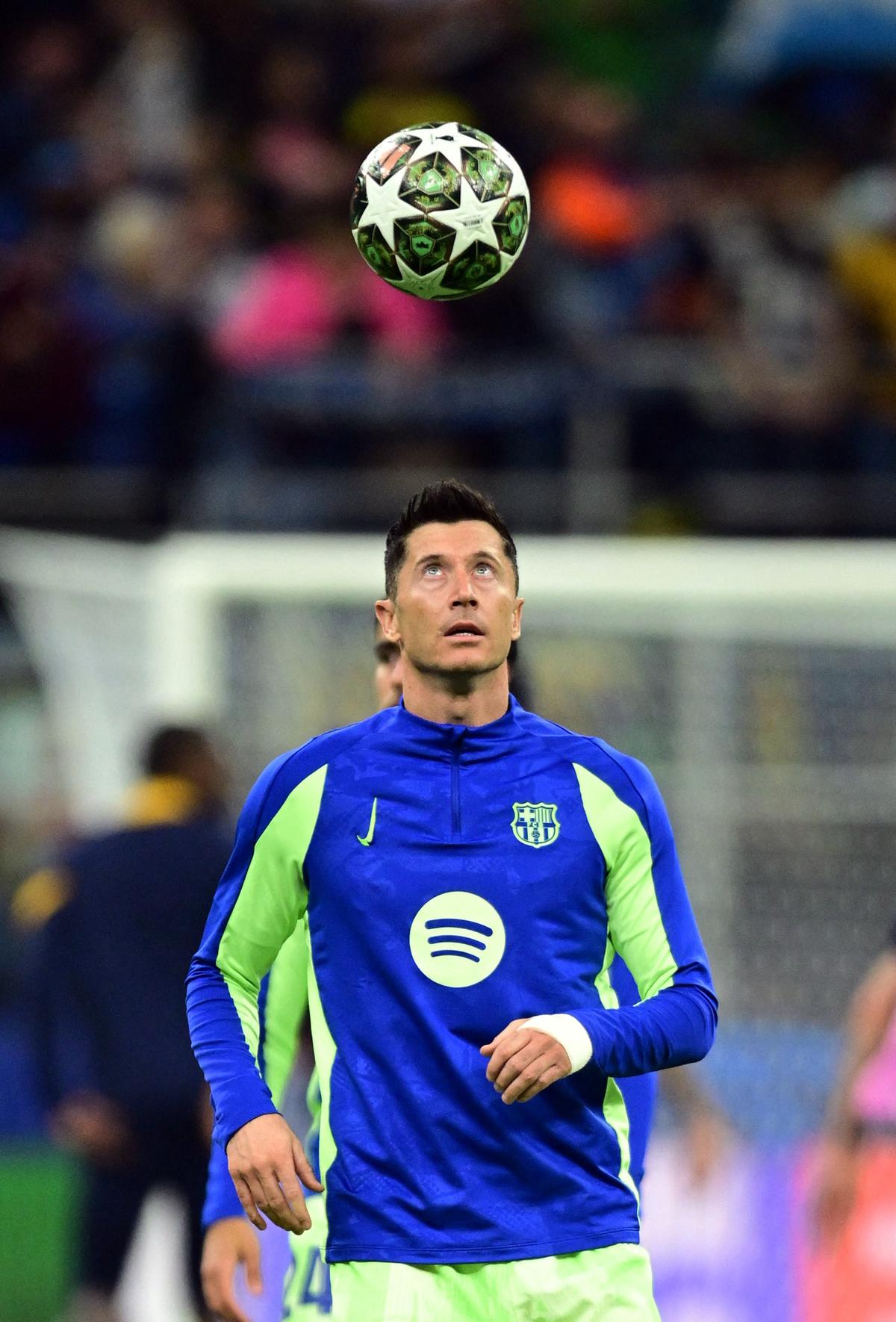 Flick sa bude musieť rozhodnúť, či Robert Lewandowski alebo Ferran Torres začína útočníkom. Lewandowski stratil niektoré zápasy predtým, ako tento týždeň prišiel ako oneskorená náhrada proti Inter, ale nedokázal efektívne svedčiť.