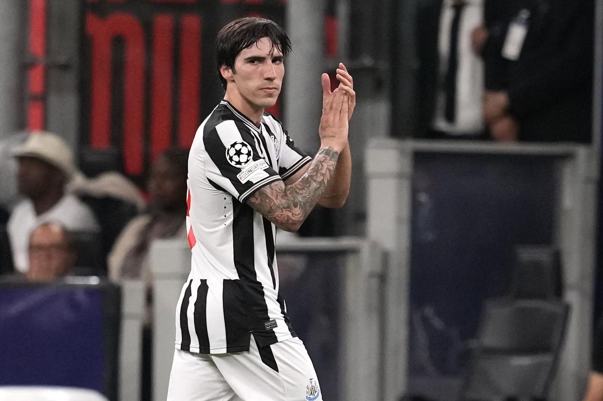 FILE - Newcastle’s Sandro Tonali applauds as he leaves the pitch during the Champions League Group F soccer match between AC Milan and Newcastle at the San Siro stadium in Milan, Italy, on Sept. 19, 2023.