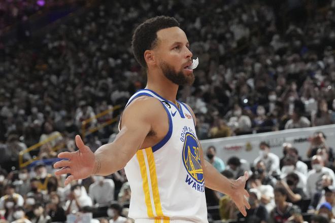 PHOTO DE FICHIER: Stephen Curry des Golden State Warriors détient le record du plus grand nombre de trois pointeurs dans l'histoire de la NBA.