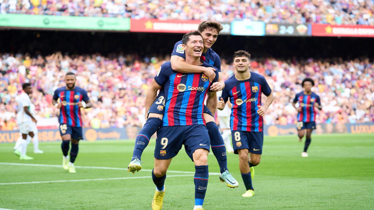 Barcelona 3-0 Elche: Robert Lewandowski at the double as Barca climb above  Real Madrid to go top of La Liga - Eurosport