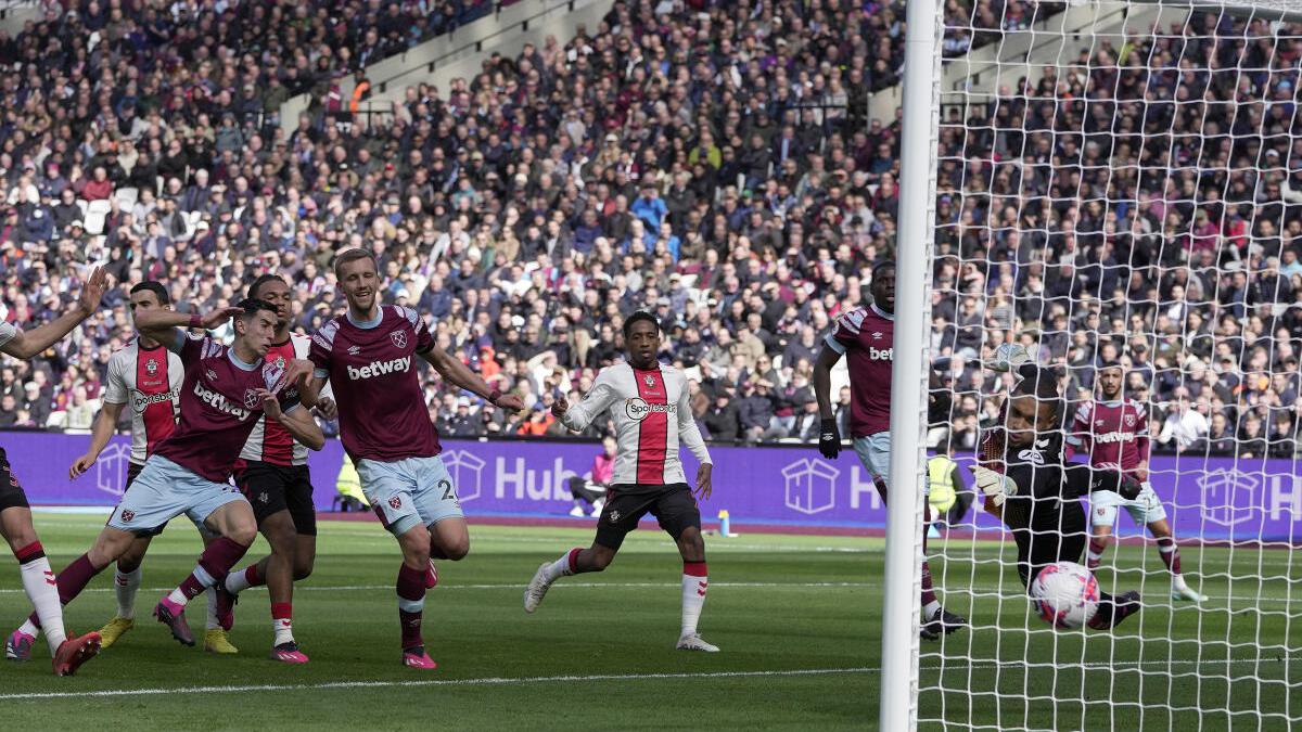 West Ham beats last-place Saints, out of EPL relegation zone