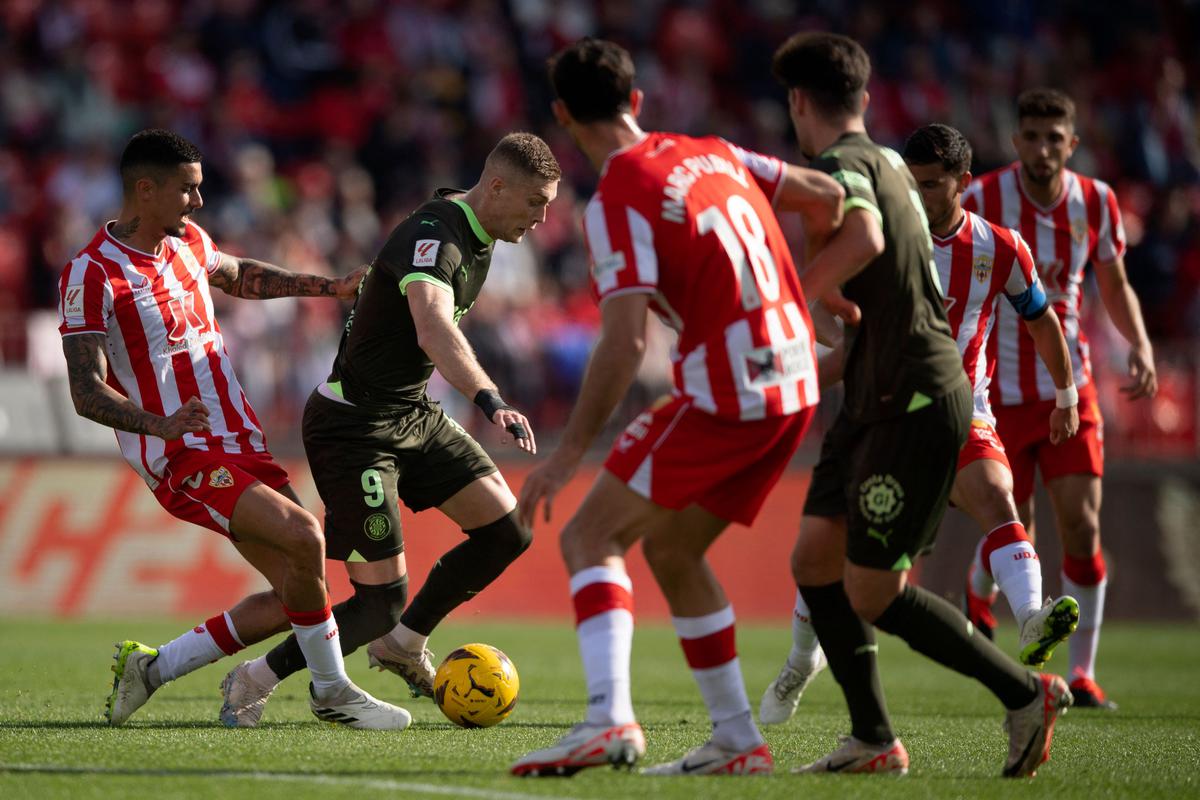 Girona march past Rayo Vallecano to stay within reach of leaders