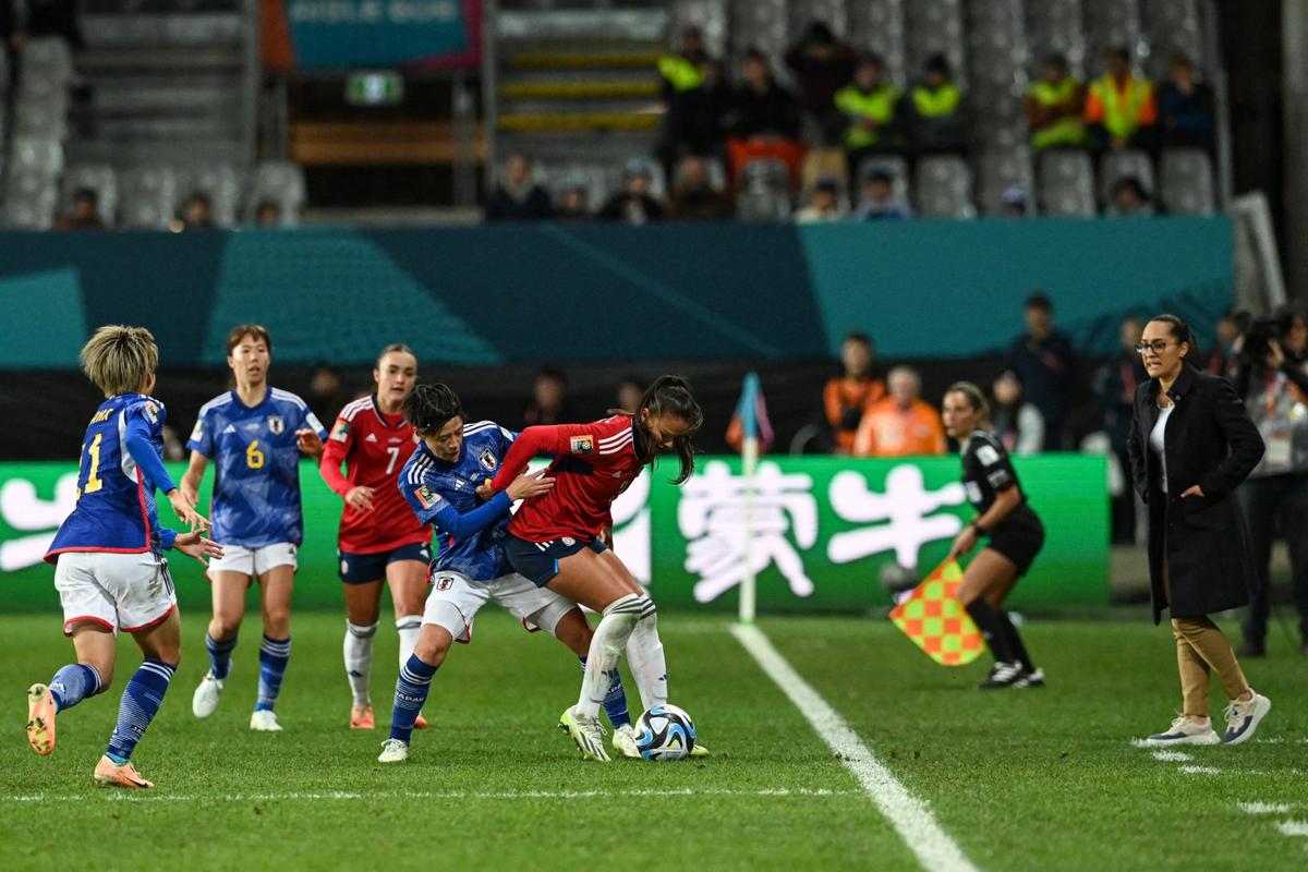 Trénerka Kostariky Amelia Valverdeová (vpravo) dáva pokyny od čiary počas zápasu majstrovstiev sveta vo futbale 2023 proti Japonsku.