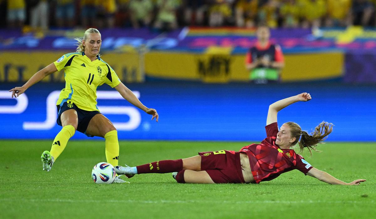 Nemecký Sjoake Nussken sa márne snaží zastaviť pred Švédskom Stinou Blacksteniusom, ktorý zaznamenal prvé remízy v 3-2 víťazstve. 