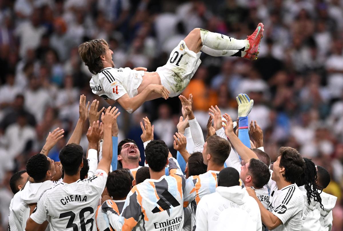 Luke Modric of Real Madrid bol vo vzduchu vychovaný jeho spoluhráčmi po jeho poslednom vystúpení pre Real Madrid po zápase Laliga medzi Real Madrid CF a Real Sociedad v Estadio Santiago Bernabeu 24. mája 2025 v Madride v Španielsku. 