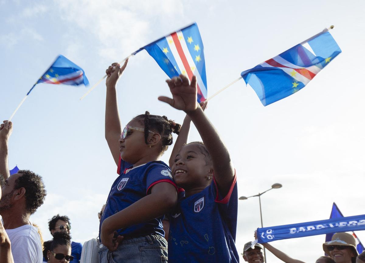 Obrovský skok: Fanúšikovia Kapverd oslavujú kvalifikáciu na majstrovstvá sveta. Krajina bude debutovať ako tretí najmenej zaľudnený národ a druhý najmenší podľa rozlohy. 