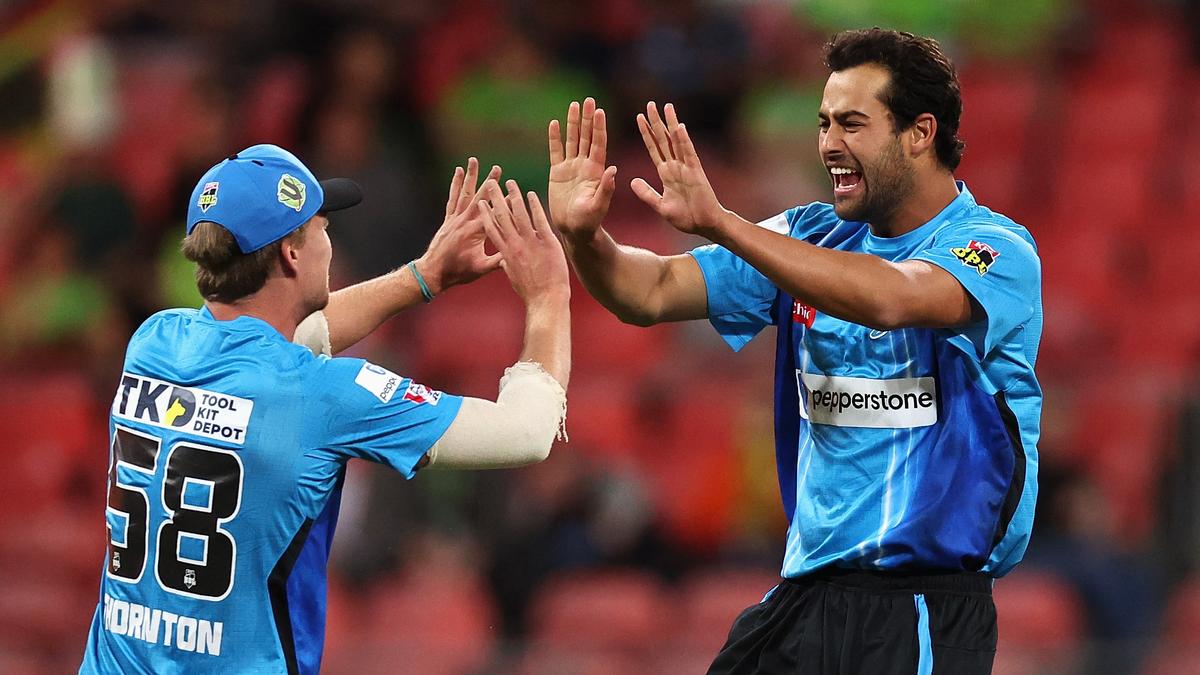 Big Bash League Adelaide Strikers complete record run chase to beat