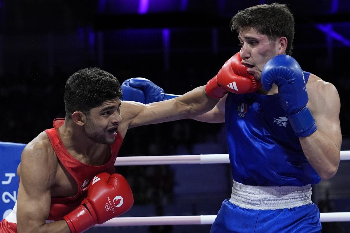 India’s Nishant Dev, left, fights Mexico’s Marco Verde in their men’s 71kg quarterfinal boxing match. 