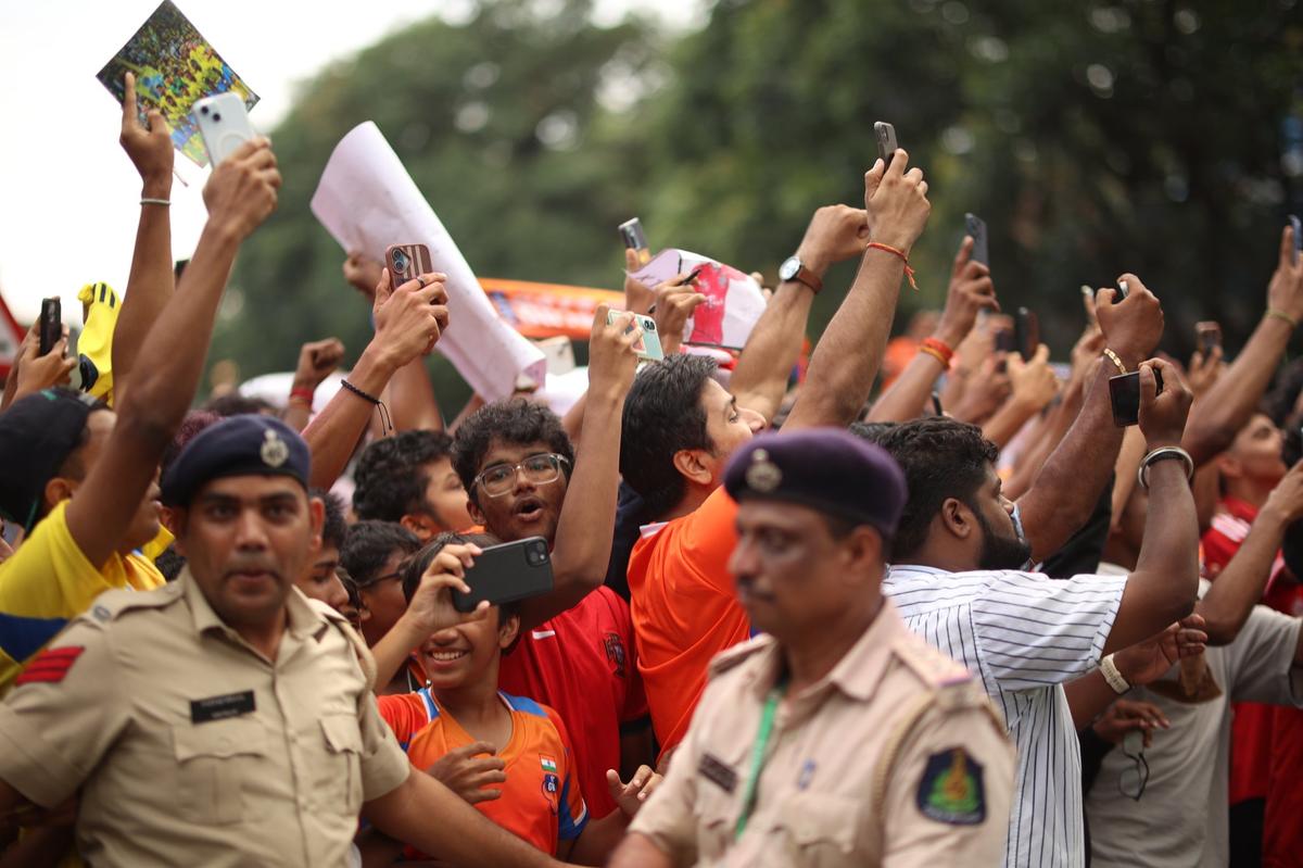 Fanúšikovia čakajúci pred štadiónom pred zápasom FC Goa vs Al Nassr. 