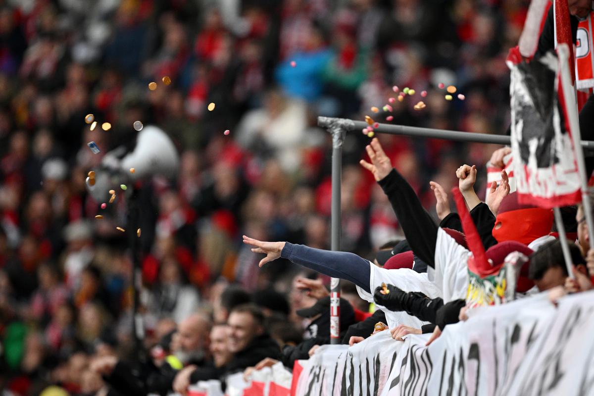 Photo of Bundesliga-Investorendeal über Medieneinnahmen scheitert nach Fanprotesten