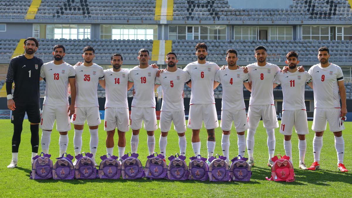 Les joueurs iraniens rendent hommage aux victimes des attaques de l’école Minab avant le match préparatoire à la Coupe du Monde de la FIFA 2026