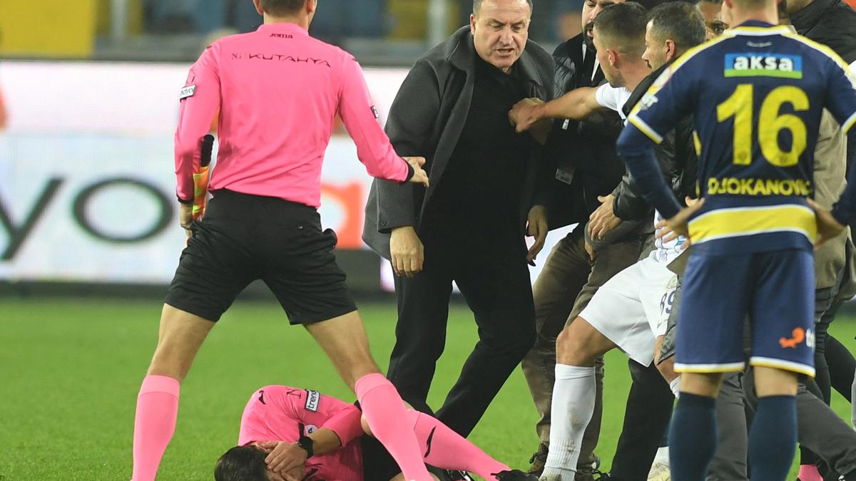 Turkish fans welcome resumption of football leagues after assault on referee