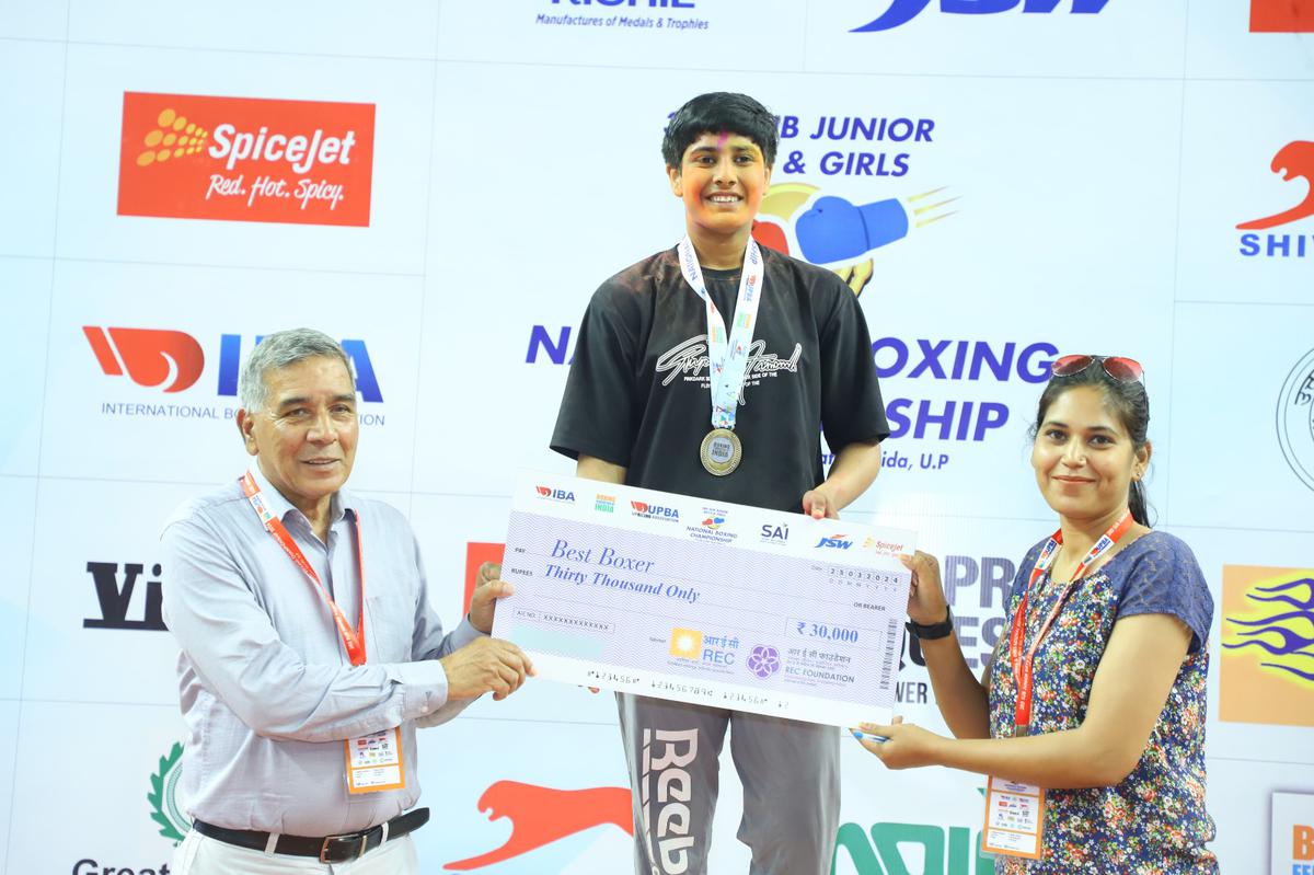 Haryana’s Diya (61kg) with her bext boxer award. 