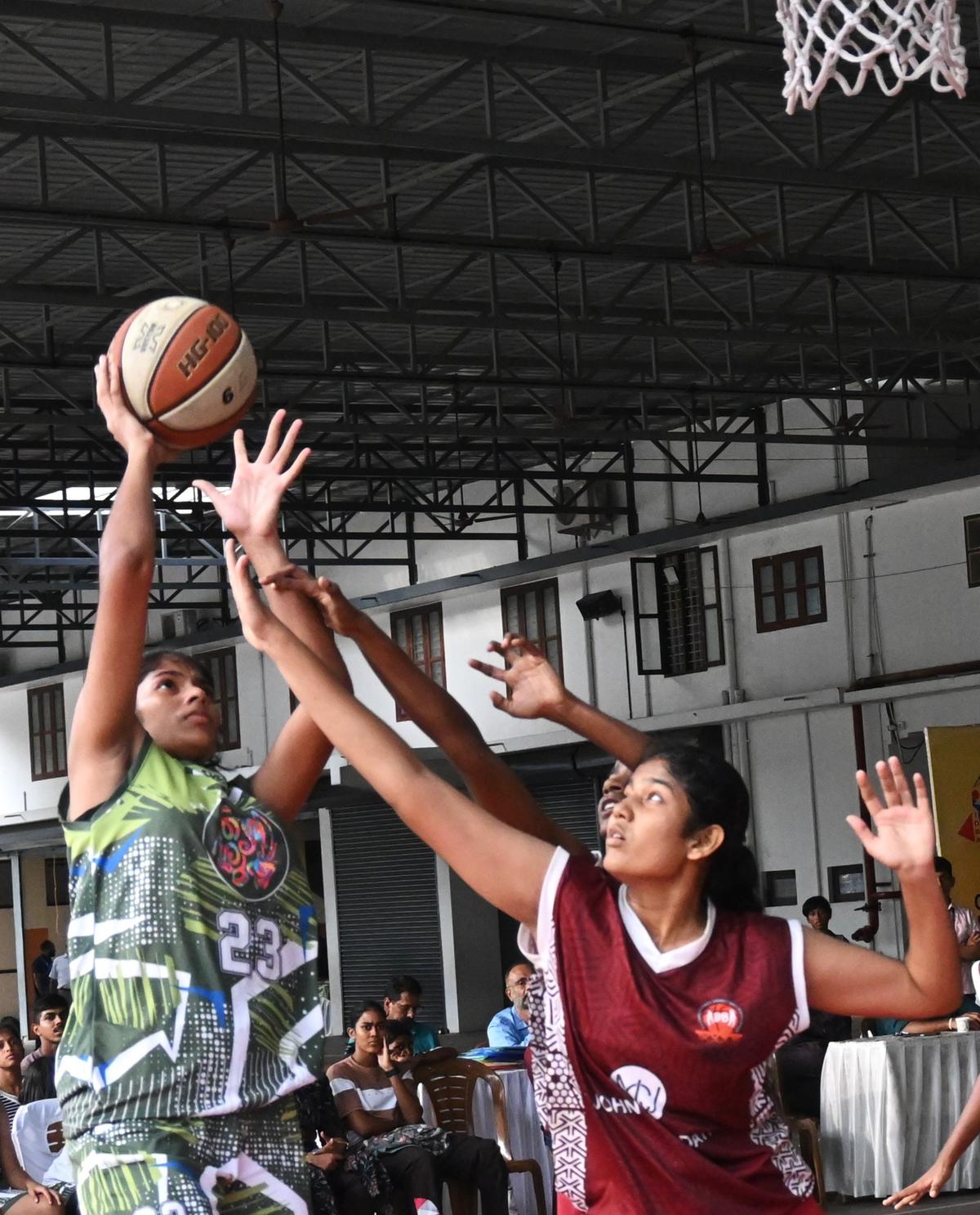 Thrissur’s Liya Maria’s fine performance (29 points) went in vain against Alappuzha in the girl’s semifinal.