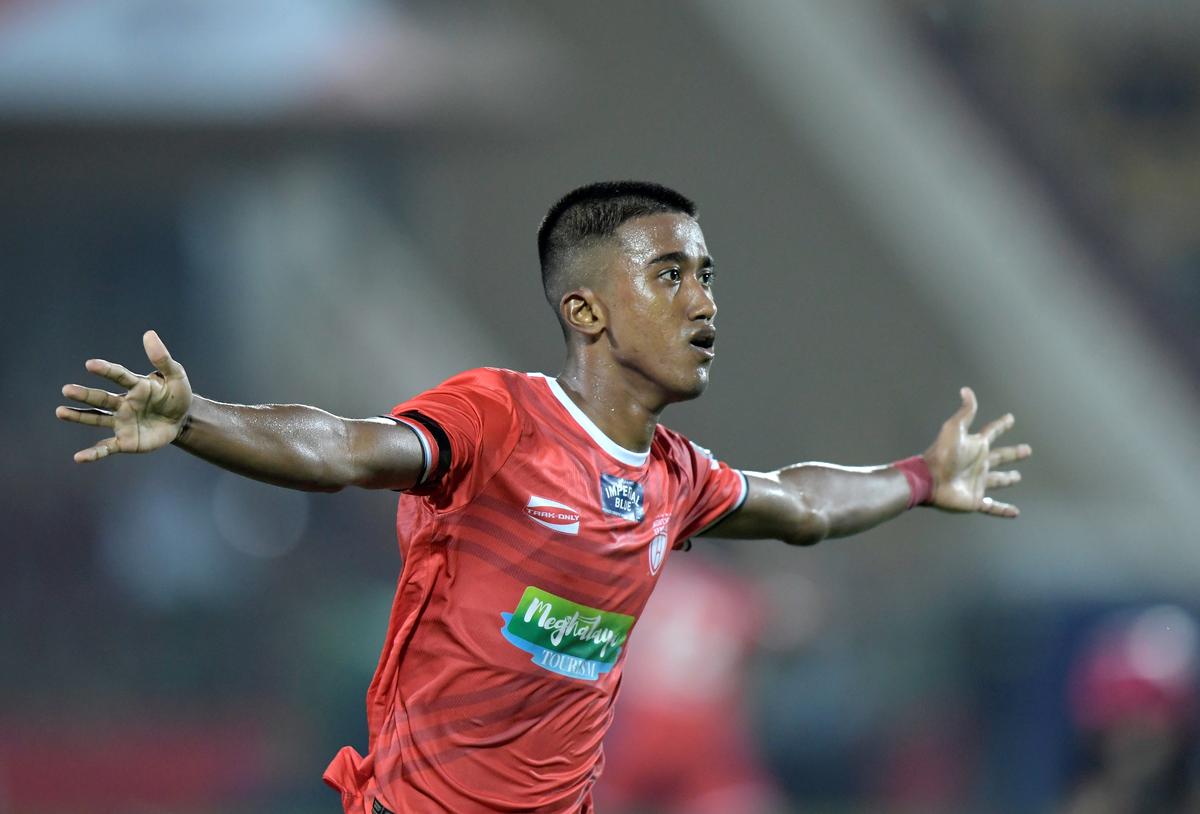 নর্থ ইস্ট ইউনাইটেড ফরোয়ার্ড পার্থিব সুন্দর গগৈ (11) ইন্ডিয়ান সুপার লিগে একটি গোল করার পর উদযাপন করছেন।