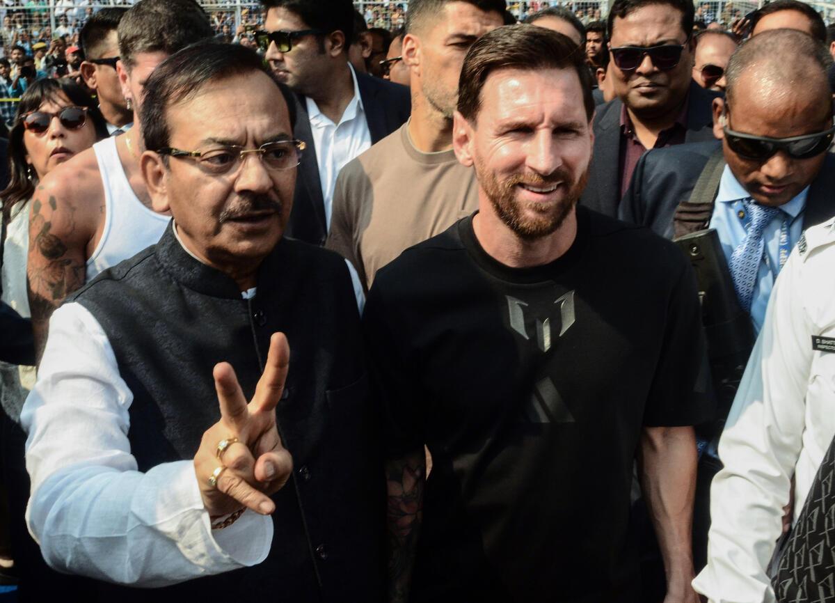 Lionel Messi s vtedajším ministrom športu a mládeže v Západnom Bengálsku Aroopom Biswasom na štadióne Salt Lake počas jeho GOAT India Tour 2025 v Kalkate.