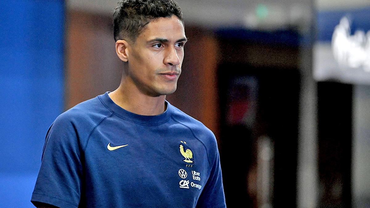 El exdefensor del Manchester United Raphael Varane se une al recién ascendido Como de la Serie A