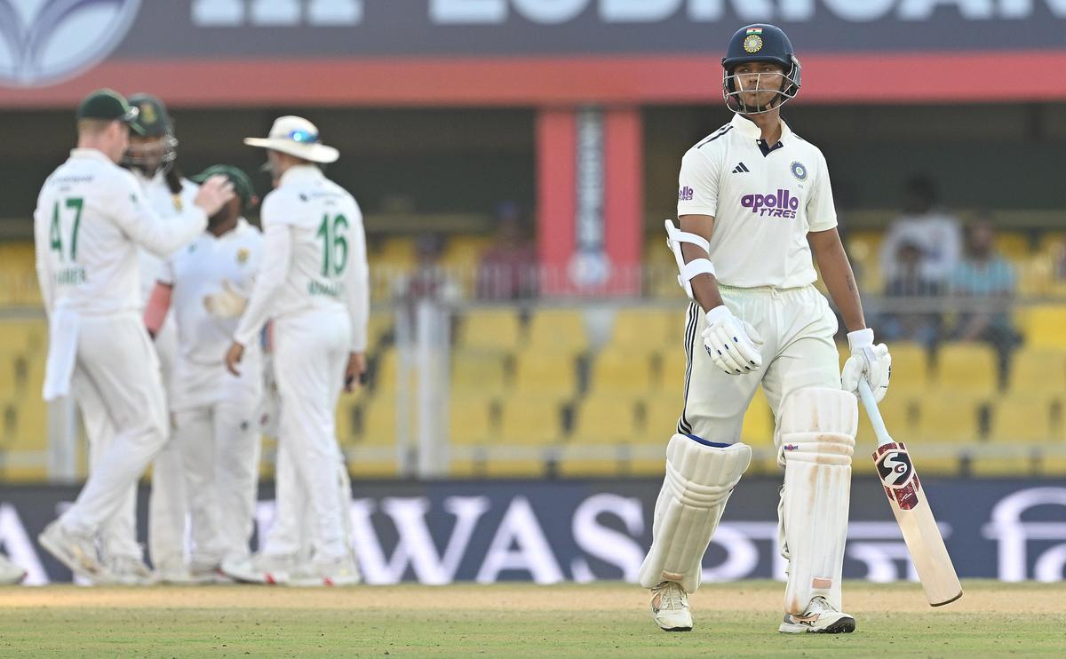 O indiano Yashasvi Jaiswal caiu no final do quarto dia, tentando eliminar Marco Jansen.
