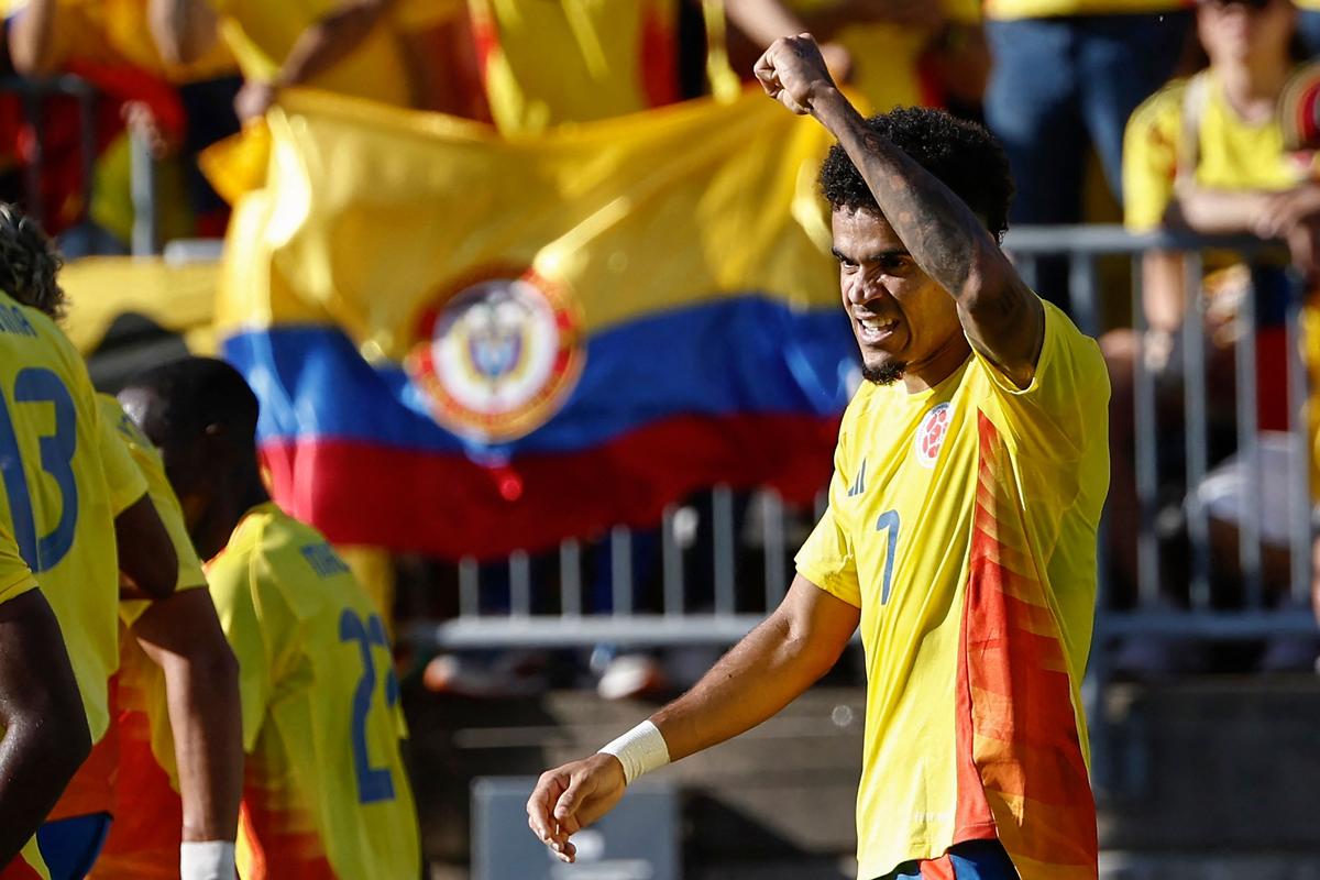 Luis Diaz #7 of Colombia raises his fist after scoring against Bolivia during the first half of their international friendly. 