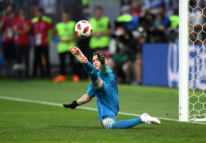 Igor Akinfeev de Rusia detiene el quinto penalti de Iago Aspas de España durante la tanda de penaltis durante el partido de octavos de final de la Copa Mundial de la FIFA Rusia 2018.