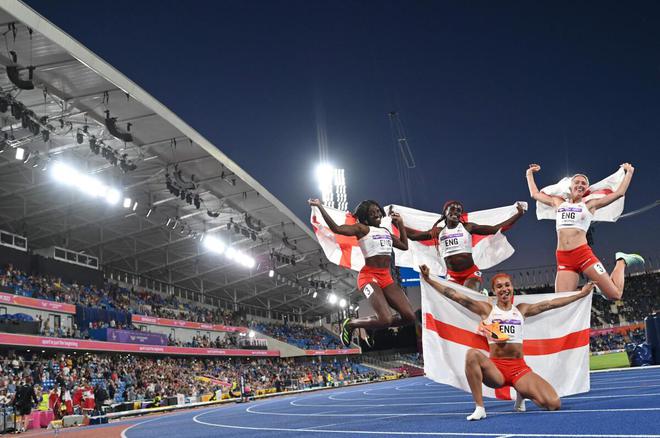 England‘s Victoria Ohuruogu, Jodie Williams, Ama Pipi and Jesse Knight pose after winning the women’s 4x400m relay athletics event, but were later disqualified on Sunday. 