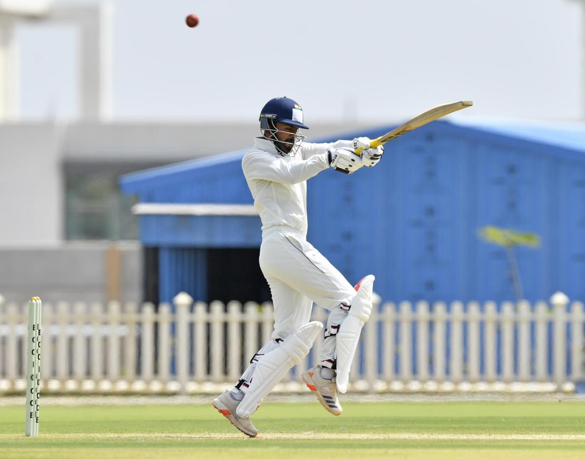 Pradosh Ranjan Paul de Tamil Nadu juega un tiro durante el segundo día del partido del Trofeo Ranji contra Nagaland.