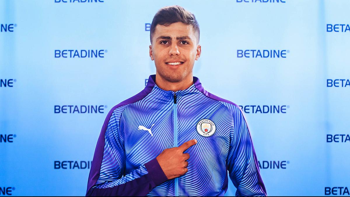 Rodri posing after signing for Manchester City in 2019.