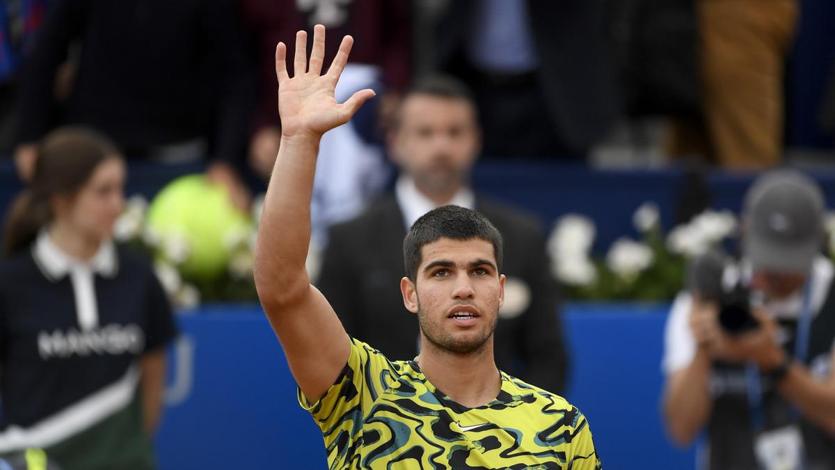 Carlos Alcaraz begins Barcelona Open title defence with straight-sets win