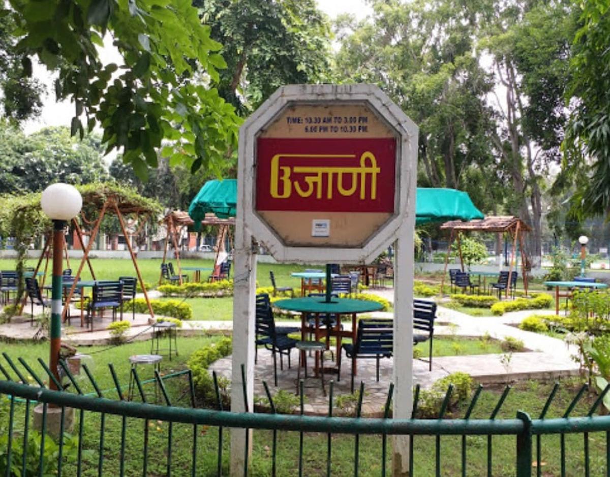 Hotel Ujani, el restaurante favorito de mi padre y un lugar que me encanta, donde pedimos naan de mantequilla y pollo manchuriano para celebrar nuestra victoria en el Mundial.