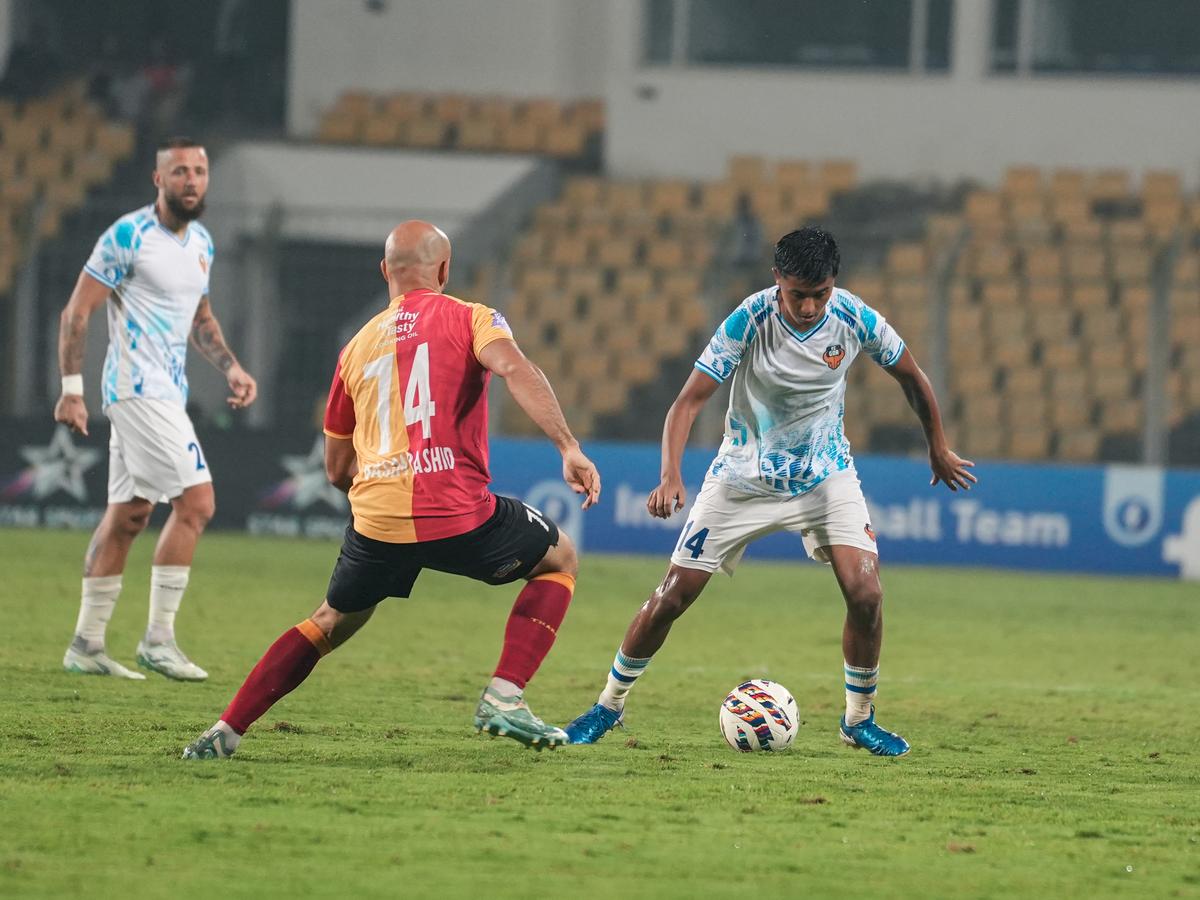 Vivo, Ayush usa seu corpo esguio e pés rápidos para sair de espaços apertados enquanto resiste à pressão dos oponentes. 