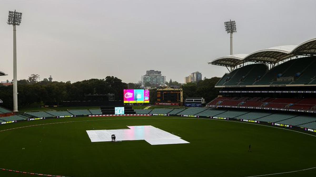 WATCH: Sydney Thunder left frustrated in WBBL clash vs Adelaide Strikers after controversial umpiring decision