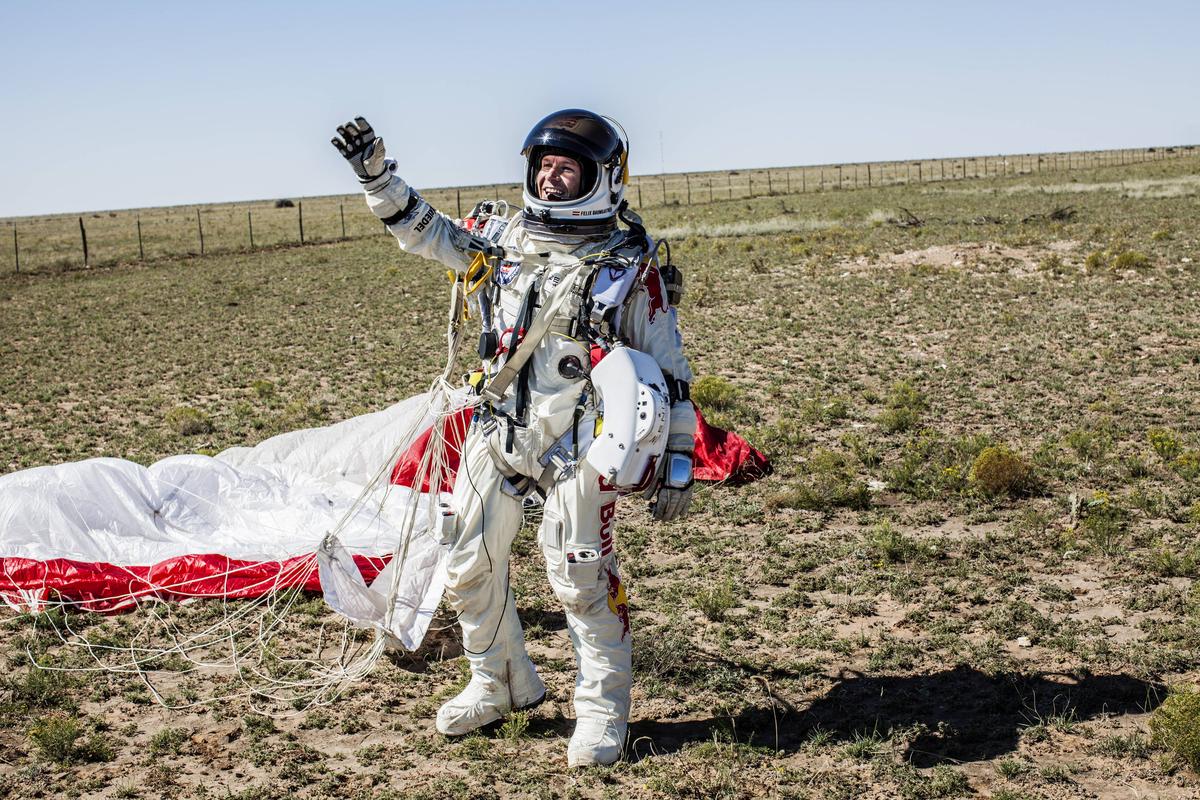 Felix Baumgartner, da Áustria, comemora depois de concluir com êxito o voo final do piloto para a Red Bull Stratos em Roswell, Novo México, EUA, 14 de outubro de 2012. 