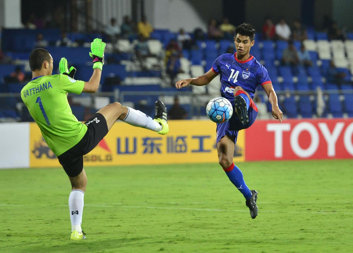 বেঙ্গালুরুর শ্রী কান্তিরাভা স্টেডিয়ামে লাও টয়োটা এফসির বিপক্ষে এএফসি কাপে বেঙ্গালুরু এফসি-র হয়ে ইউজেনসন লিংডোহ (14)।