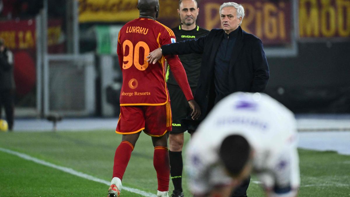 Roma salvages draw against Fiorentina despite double red card setback