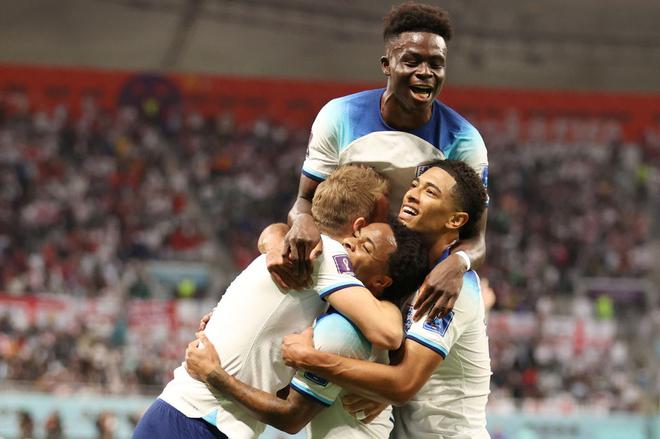 De Engelse Raheem Sterling viert feest met zijn teamgenoten na het scoren van het derde doelpunt voor zijn team tijdens de Groep B-wedstrijd van de 2022 FIFA World Cup Qatar tussen Engeland en Iran in het Khalifa International Stadium op 21 november 2022 in Doha, Qatar.