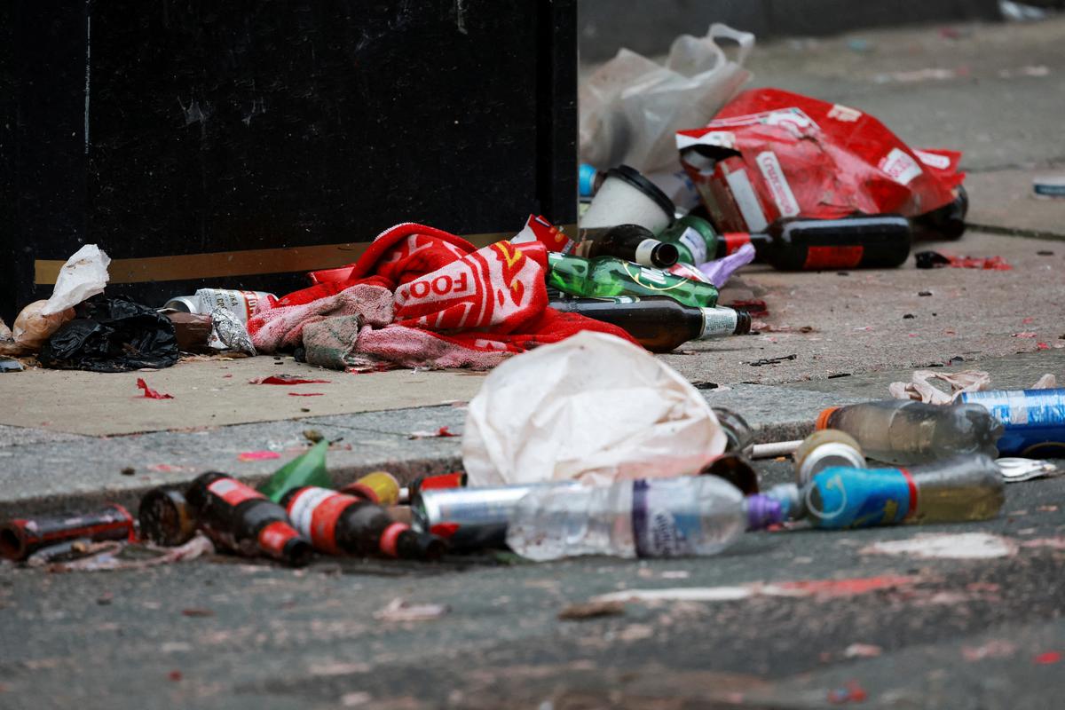 Futbalový klub v Liverpoole leží na zemi na scéne po incidente, keď bolo auto unavené davom fanúšikov Liverpoolu počas prehliadky, ktorý oslavuje futbalový titul Premier League v centrálnom Liverpoole v Británii, 27. mája 2025. 