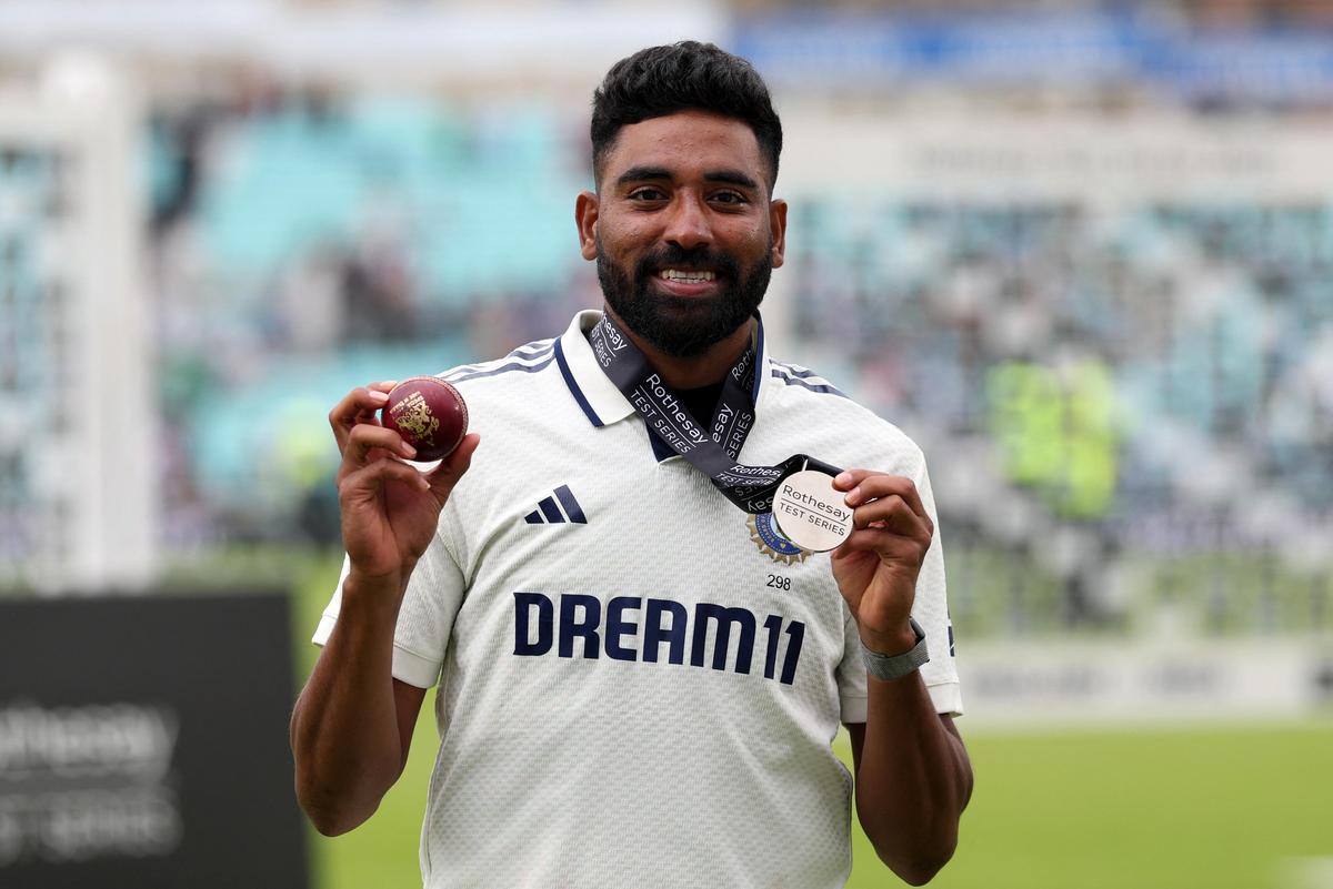 Mohammed Siraj, da Índia, posa após ganhar o prêmio de melhor jogador em campo, depois que a Índia venceu o quinto teste no Oval para empatar a série. 