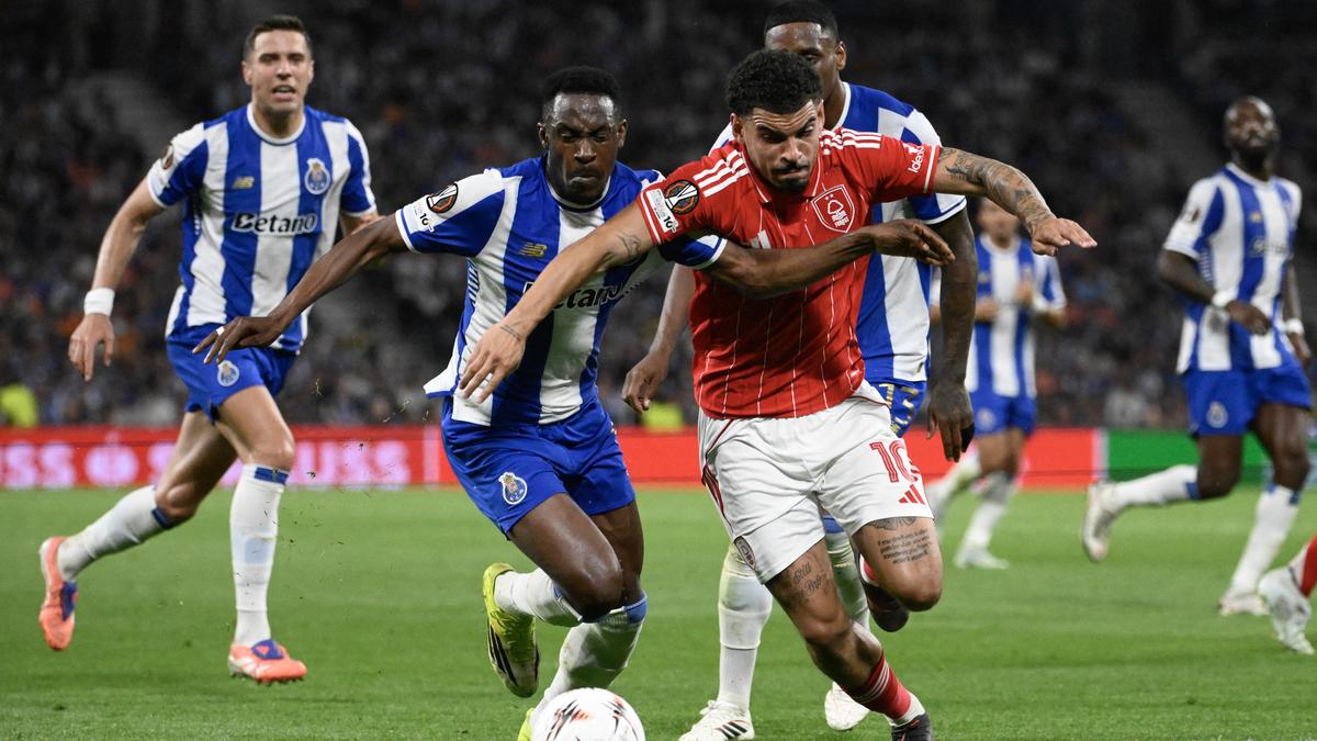 Un triplé de Gibbs-White a propulsé Nottingham Forest vers une victoire de retour contre Burnley, les éloignant de la zone de relégation.