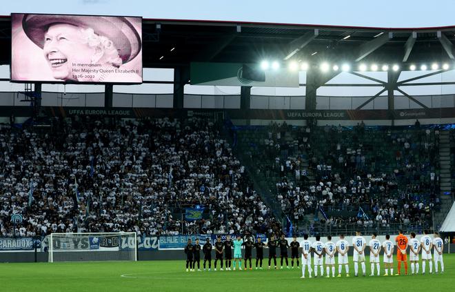 Arsenal and FC Zurich players marked a minute of silence before the start of the second half, following the death of Queen Elizabeth.