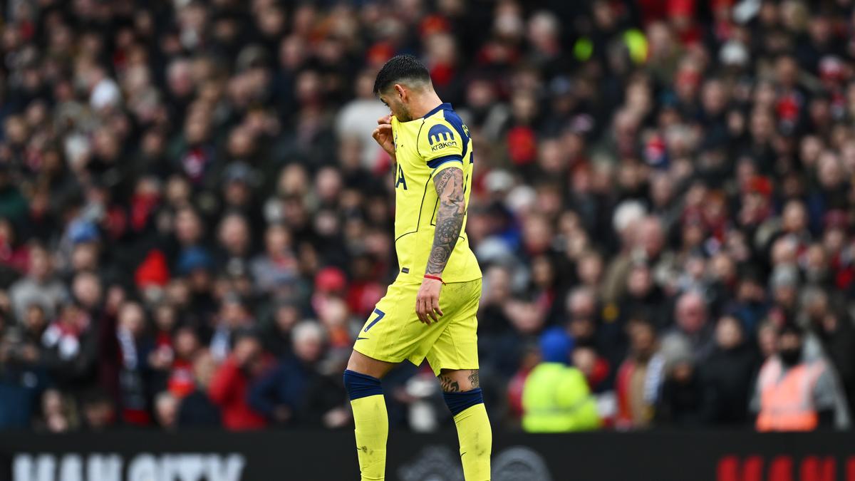 प्रीमियर लीग 2025-26: कासेमिरो पर चुनौती के बाद रोमेरो को लाल कार्ड मिला