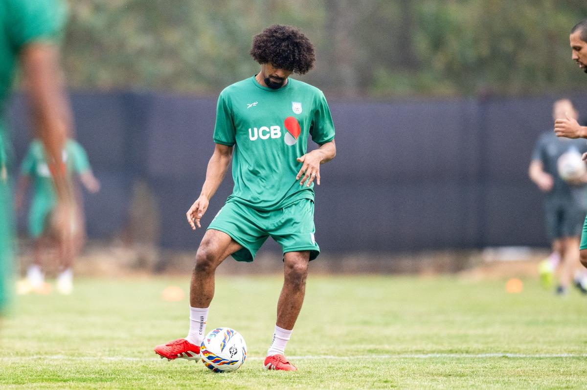 Bangladéšsky záložník Hamza Choudhury počas tréningu. 
